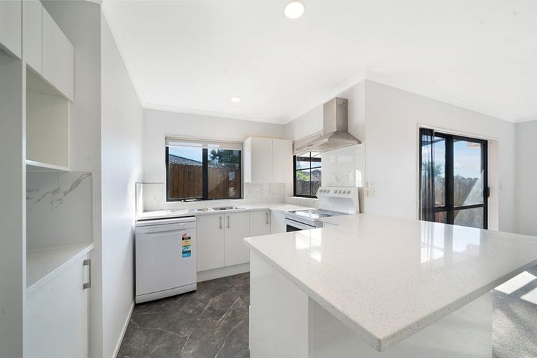 Photo of property in 18 Plumstead Rise, Glen Eden, Auckland, 0602