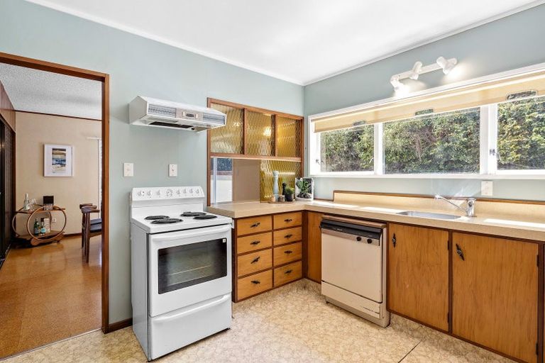 Photo of property in 40 Glanmire Road, Newlands, Wellington, 6037