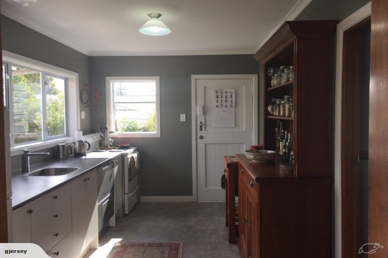 Photo of property in 10 Helga Crescent, Te Atatu Peninsula, Auckland, 0610