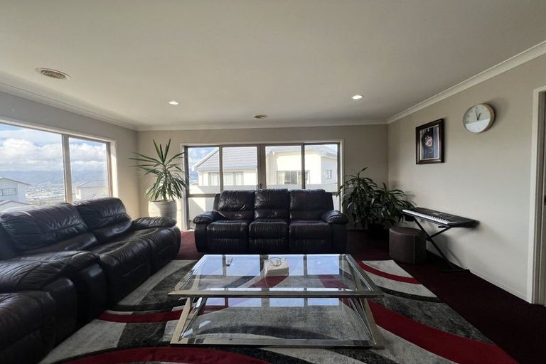 Photo of property in 26 Tamworth Crescent, Newlands, Wellington, 6037