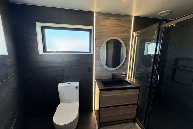 Photo of property in 2a Maunder Place, New Lynn, Auckland, 0600