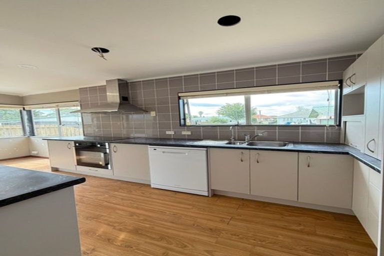 Photo of property in 2/114 Clevedon Road, Papakura, 2110