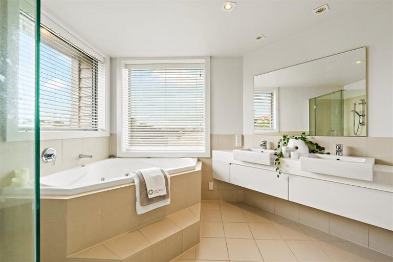 Photo of property in 43 Clifton Road, Hauraki, Auckland, 0622