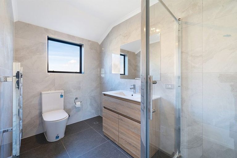 Photo of property in 18 Plumstead Rise, Glen Eden, Auckland, 0602