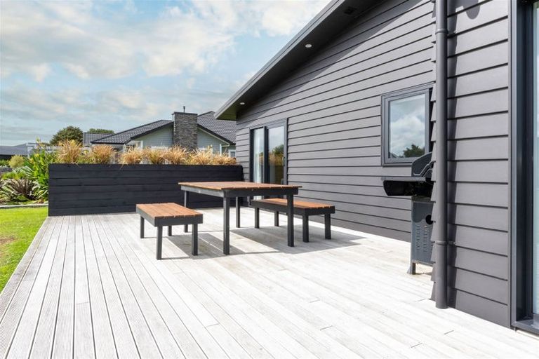 Photo of property in 24 Ivy Lane, Ohau, Levin, 5570
