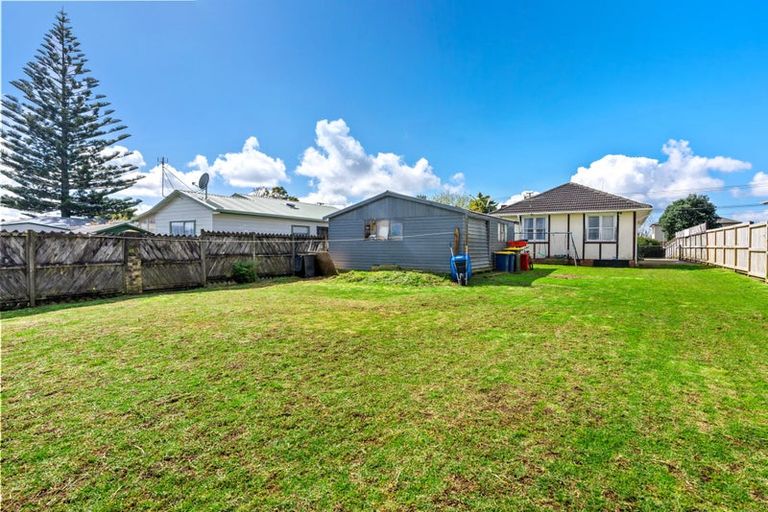 Photo of property in 92 Gloria Avenue, Te Atatu Peninsula, Auckland, 0610
