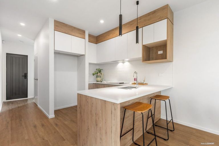 Photo of property in 2/147c Carlisle Road, Northcross, Auckland, 0632