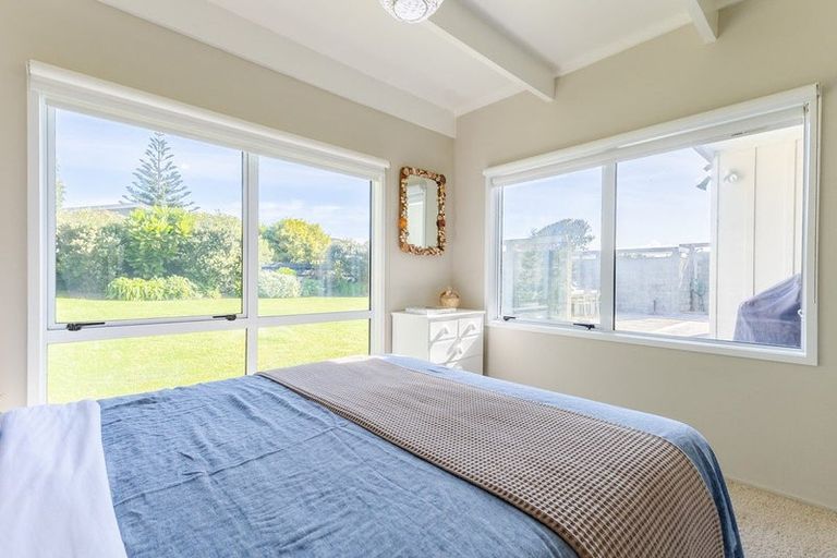 Photo of property in 115 Field Way, Waikanae Beach, Waikanae, 5036