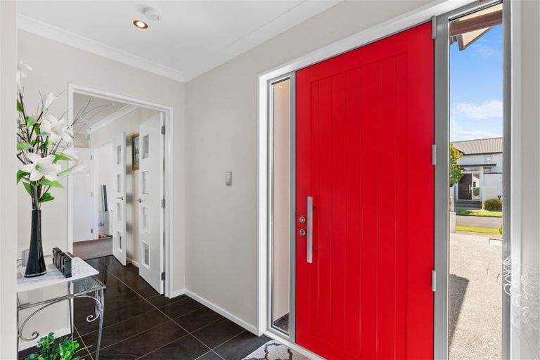 Photo of property in 6 Lakebridge Place, Parklands, Christchurch, 8083