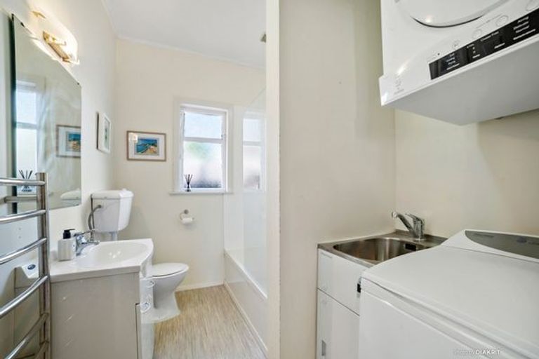 Photo of property in 22 Ranui Crescent, Khandallah, Wellington, 6035