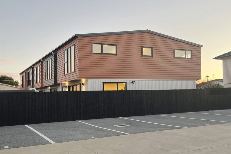 Photo of property in 1/17 Rewarewa Road, Te Atatu Peninsula, Auckland, 0610