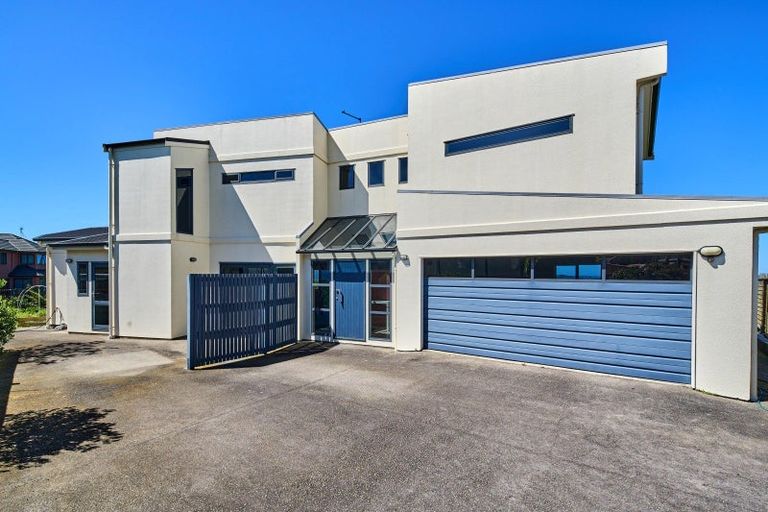 Photo of property in 8 Tamworth Crescent, Newlands, Wellington, 6037