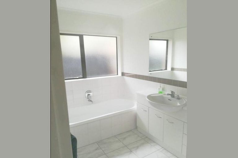 Photo of property in 24 Newinn Crescent, East Tamaki Heights, Auckland, 2016