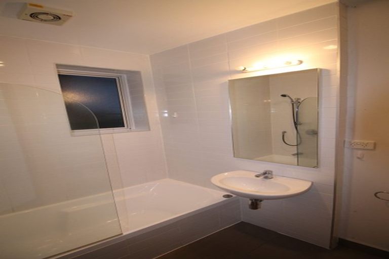 Photo of property in 83a Sunset Road, Totara Vale, Auckland, 0632