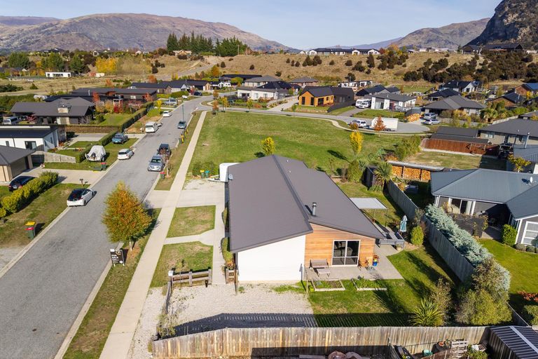 Photo of property in 4 Kingfisher Crescent, Albert Town, Wanaka, 9305