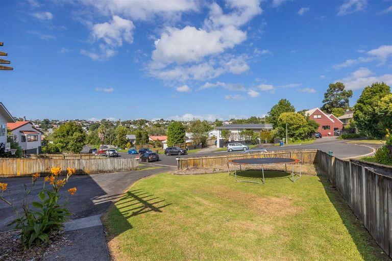 Photo of property in 1/11 Atlantis Place, Totara Vale, Auckland, 0629