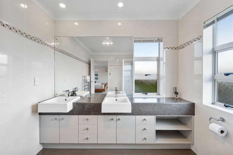 Photo of property in 55 Laurel Oak Drive, Schnapper Rock, Auckland, 0632