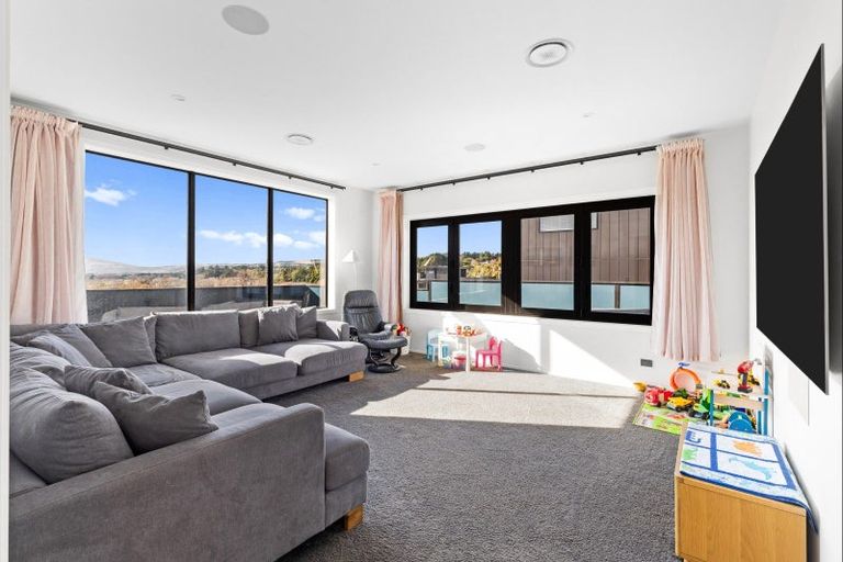 Photo of property in 7 Edenmore Terrace, Fitzherbert, Palmerston North, 4410