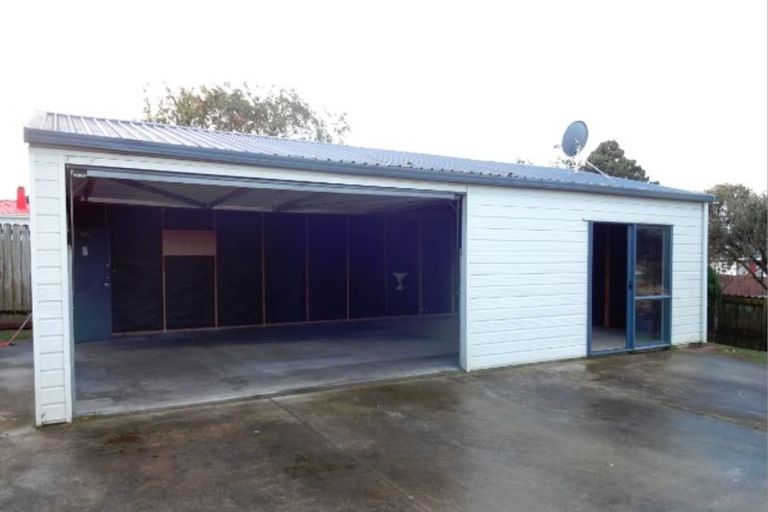 Photo of property in 2 Christmas Road, Manurewa, Auckland, 2102