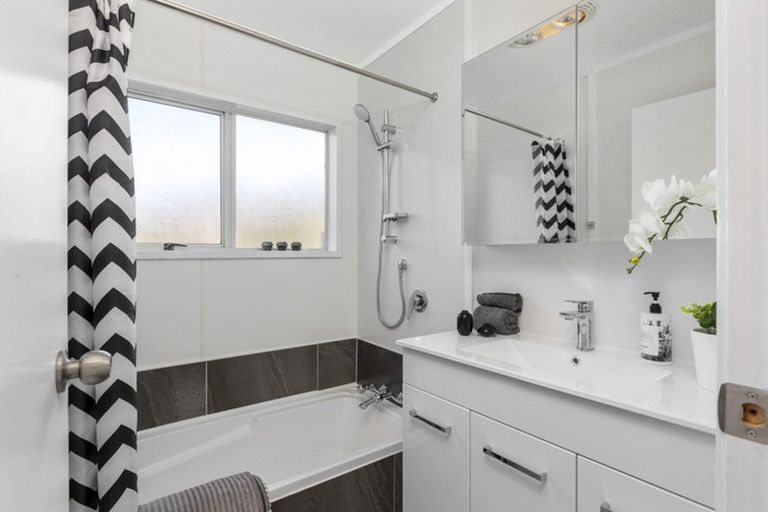 Photo of property in 25 Tawa Road, Te Atatu Peninsula, Auckland, 0610