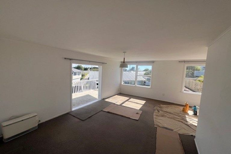 Photo of property in 1/666 East Coast Road, Pinehill, Auckland, 0630