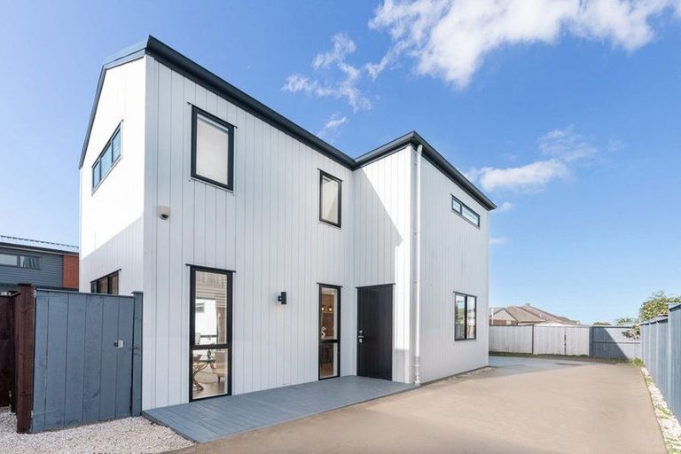 Photo of property in 718b Massey Road, Mangere, Auckland, 2022