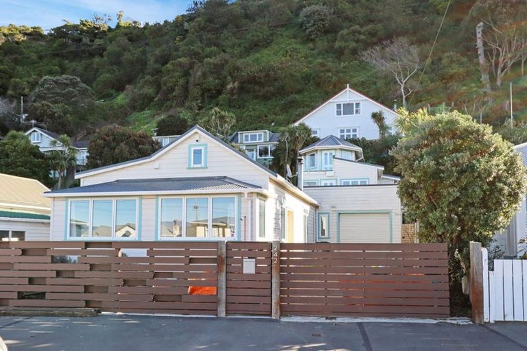 Photo of property in 242 Sutherland Road, Lyall Bay, Wellington, 6022