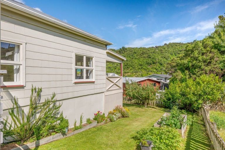 Photo of property in 95a Waikawa Road, Picton, 7220
