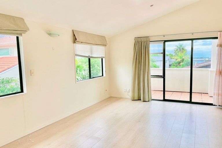 Photo of property in 1/881 East Coast Road, Northcross, Auckland, 0632