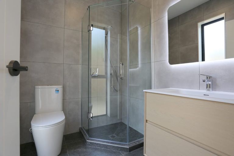 Photo of property in 1a Kirkdale Place, Northcross, Auckland, 0632