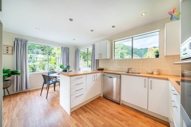 Photo of property in 102 Pinehaven Road, Pinehaven, Upper Hutt, 5019