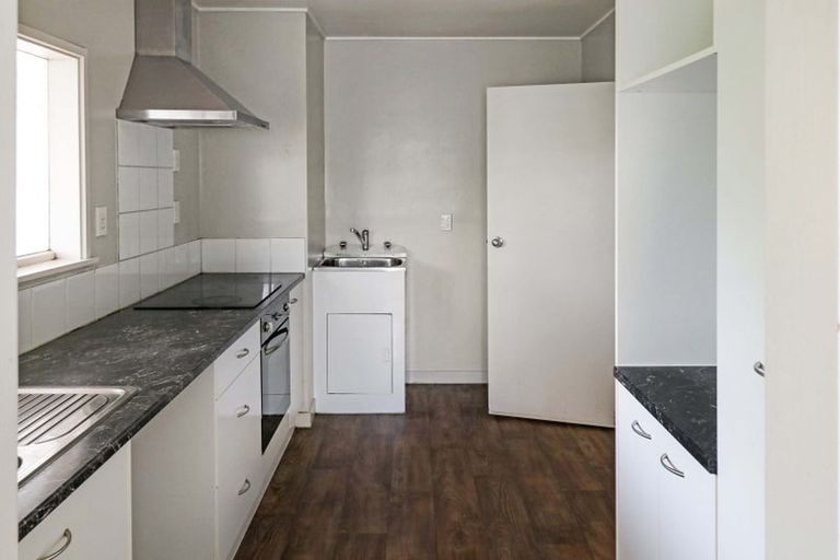 Photo of property in 39 Thurleigh Grove, Karori, Wellington, 6012