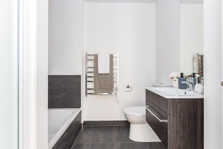 Photo of property in 24 Rua Kai Way, Brooklyn, Wellington, 6021