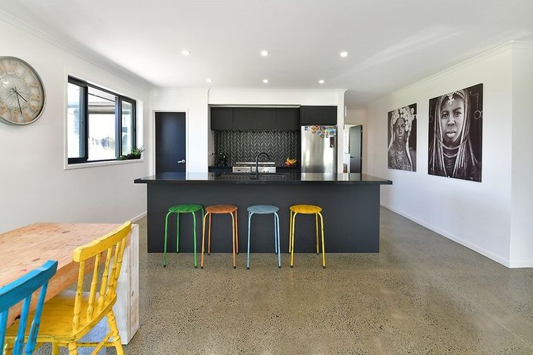 Photo of property in 87 Sheffield Road, Helensville, 0875