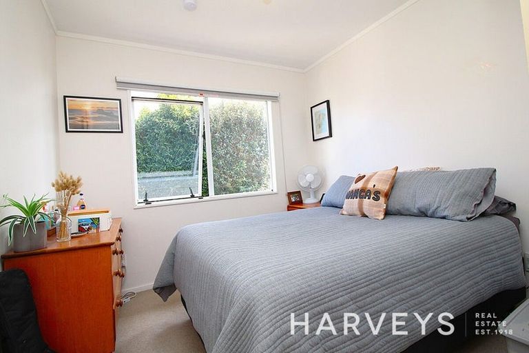 Photo of property in 5 Porter Avenue, Te Atatu South, Auckland, 0610