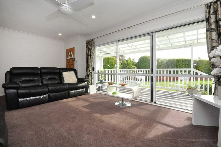 Photo of property in 27 Clinton Avenue, Te Atatu Peninsula, Auckland, 0610