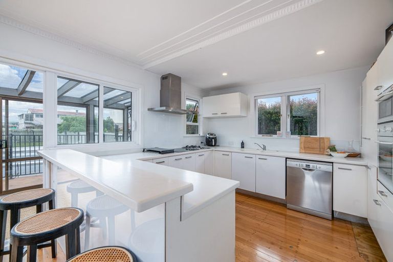 Photo of property in 13 Peachgrove Road, Te Atatu Peninsula, Auckland, 0610