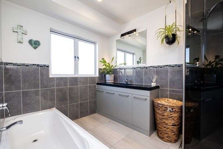 Photo of property in 123 Middle Road, Havelock North, 4130