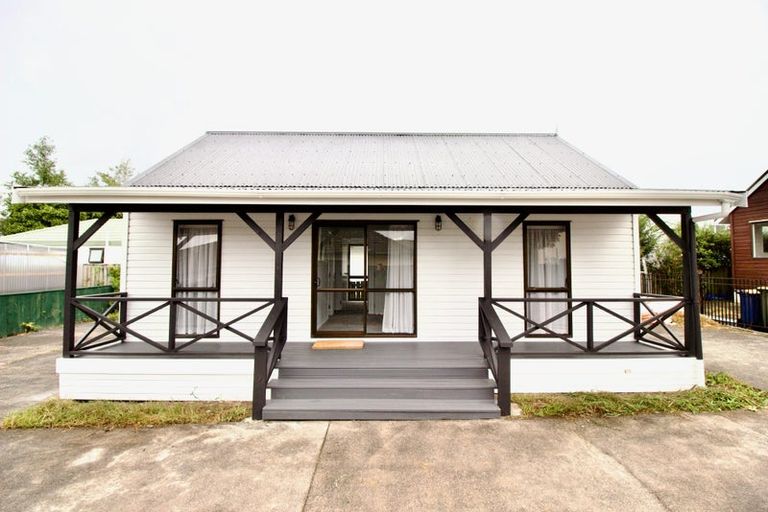 Photo of property in 3/708 Swanson Road, Swanson, Auckland, 0612