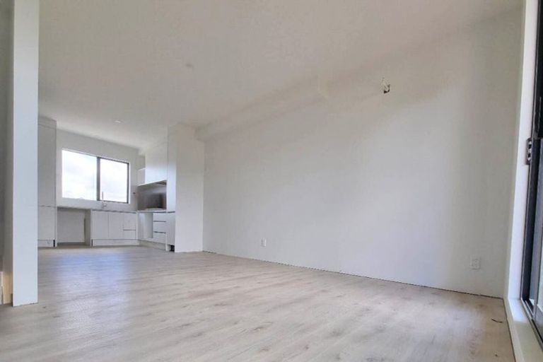 Photo of property in 11 Kayle Glen, West Harbour, Auckland, 0618