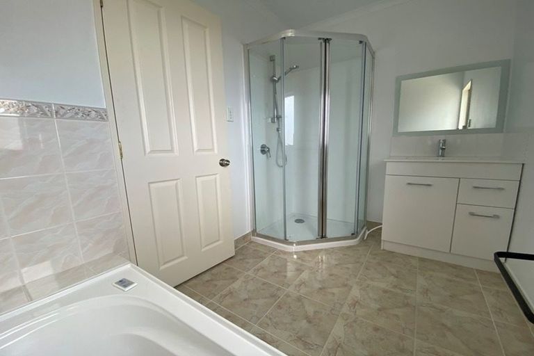 Photo of property in 8 Canary Place, Unsworth Heights, Auckland, 0632