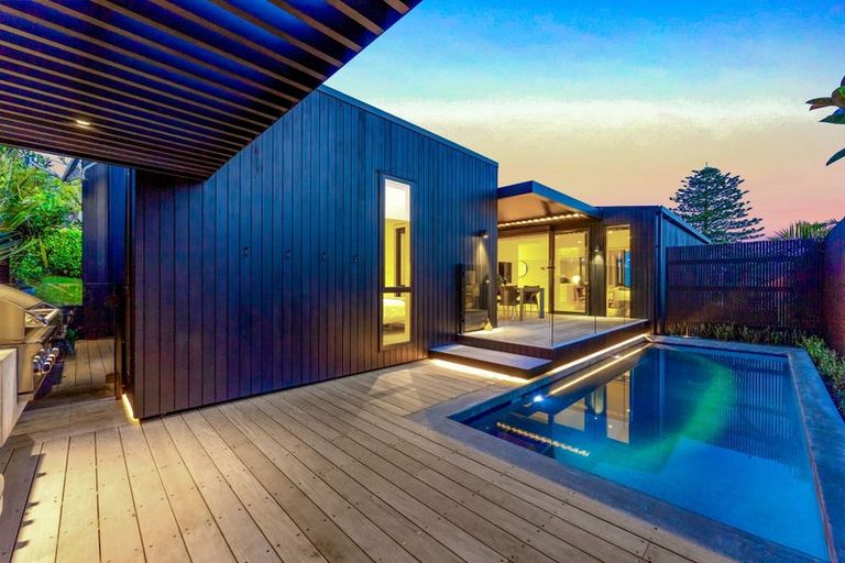 Photo of property in 1/517 Beach Road, Murrays Bay, Auckland, 0630