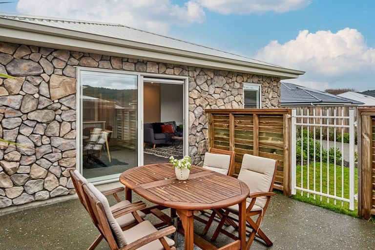 Photo of property in 33 Henrietta Maxwell Grove, Wainuiomata, Lower Hutt, 5014