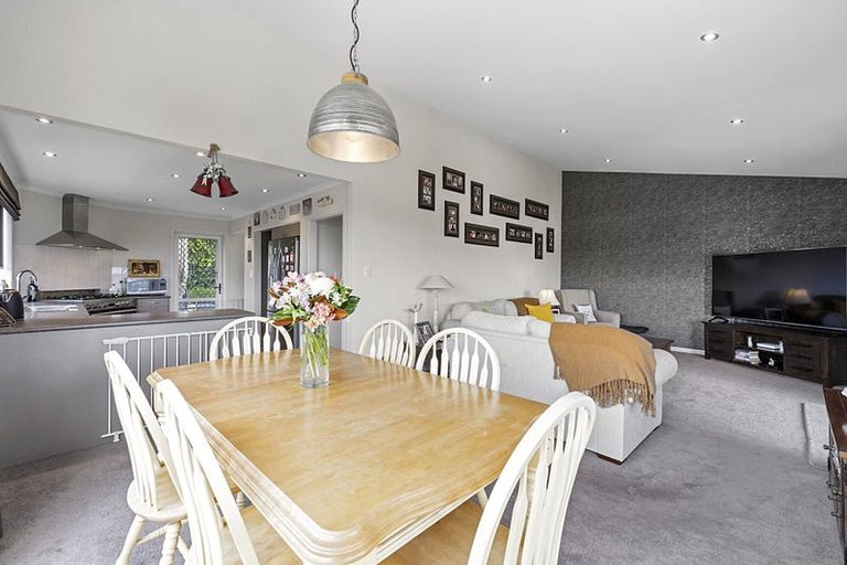 Photo of property in 38 Seaview Road, Marfell, New Plymouth, 4310