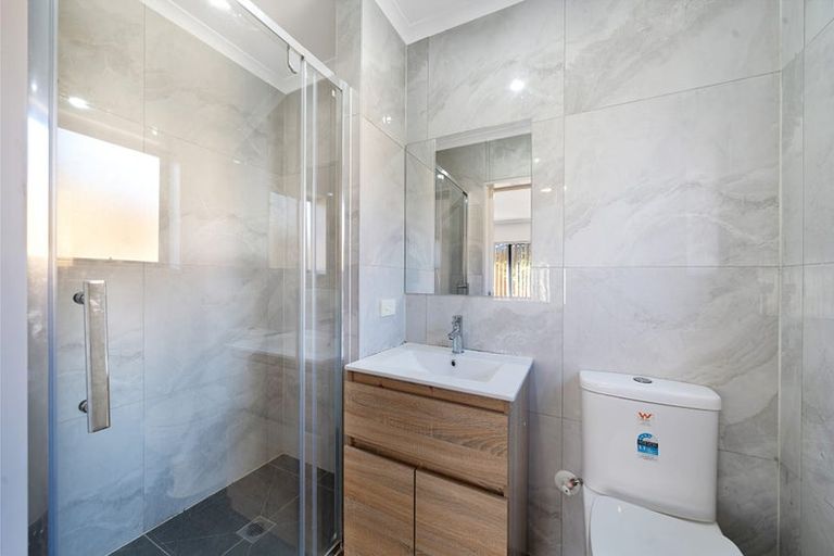 Photo of property in 18 Plumstead Rise, Glen Eden, Auckland, 0602