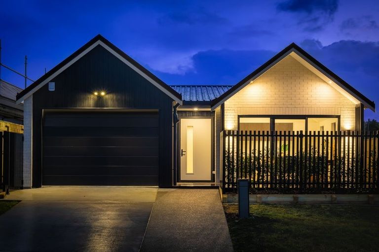 Photo of property in 26-28 Ruahine Street, Paraparaumu, 5032