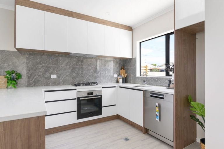 Photo of property in 137u2 Avalon Drive, Nawton, Hamilton, 3200