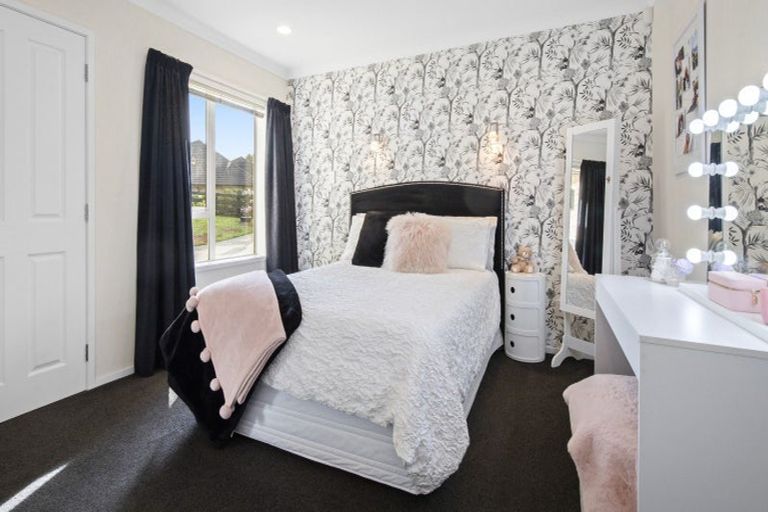 Photo of property in 24 Glencairn Place, Buckland, Pukekohe, 2677