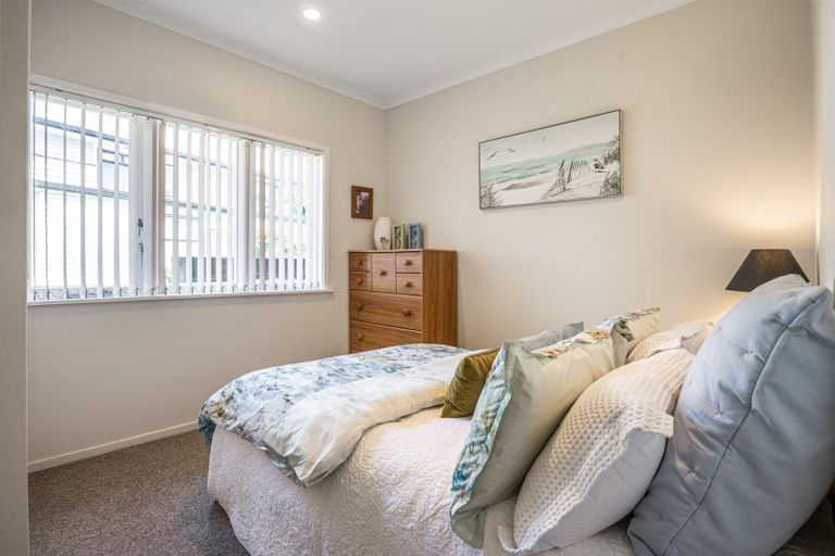 Photo of property in 16 Deane Avenue, Titirangi, Auckland, 0604