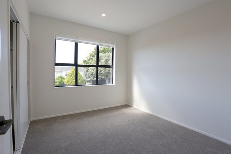 Photo of property in 1a Kirkdale Place, Northcross, Auckland, 0632